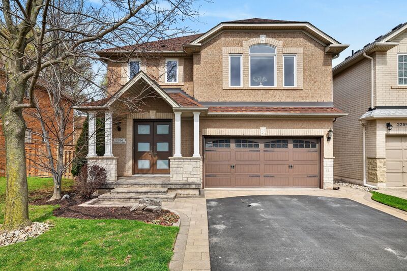 STUNNING LARGE FAMILY HOME IN OAKVILLE!
